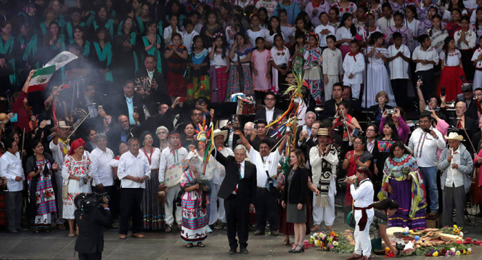 López Obrador recibe bastón de mando de pueblos indígenas de México