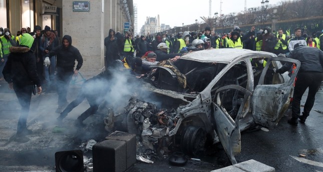 Tränengas, Wasserkanonen und Tote in Frankreich: Türkei spricht Reisewarnung aus
