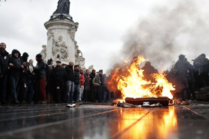 Paris shutters itself in fear of worsening protest violence
