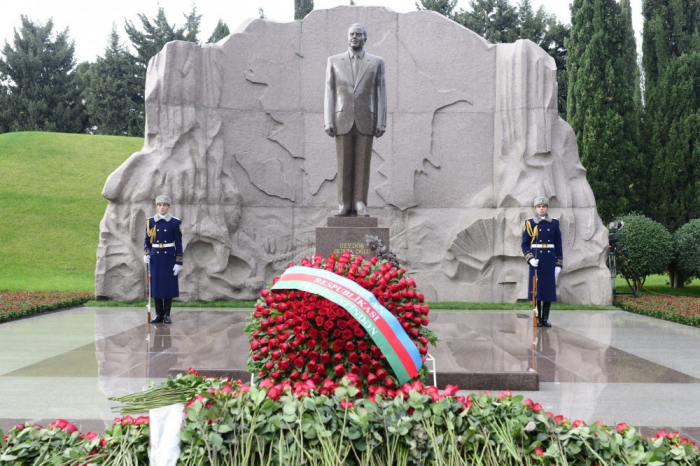   Aserbaidschanisches Volk ehrt Andenken von Nationalleader Heydar Aliyev  