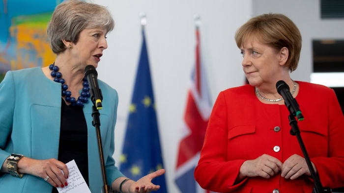 May trifft Merkel in Berlin