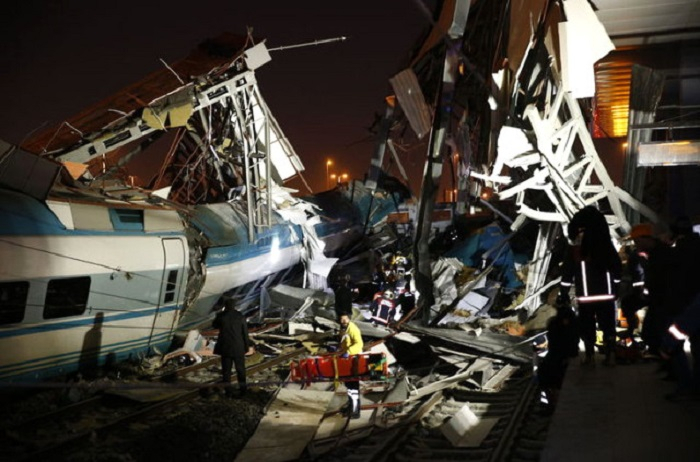 Video: 9 muertos y 47 heridos al accidentarse un tren de pasajeros en Ankara- Actualizado  