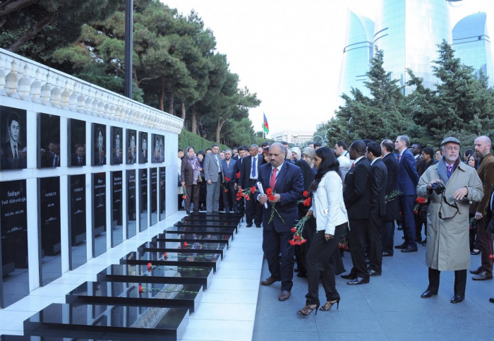 Teilnehmer von IPU-Weltkonferenz besuchen Märtyrerallee in Baku
