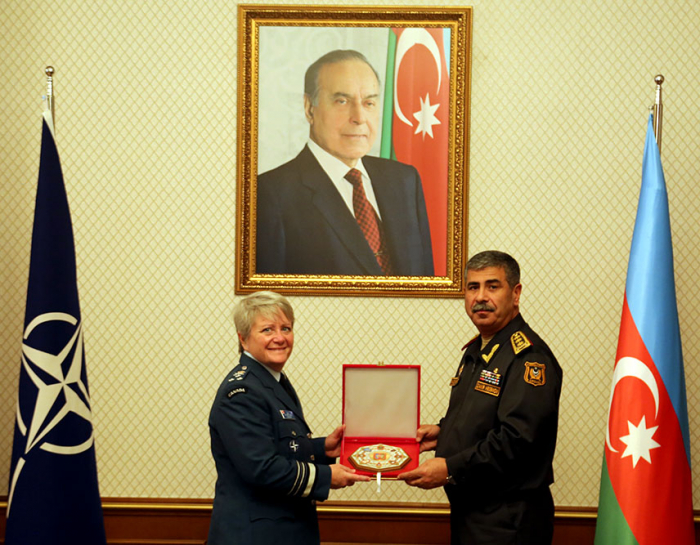  Ministro de Defensa de Azerbaiyán se reúne con el general de la OTAN 