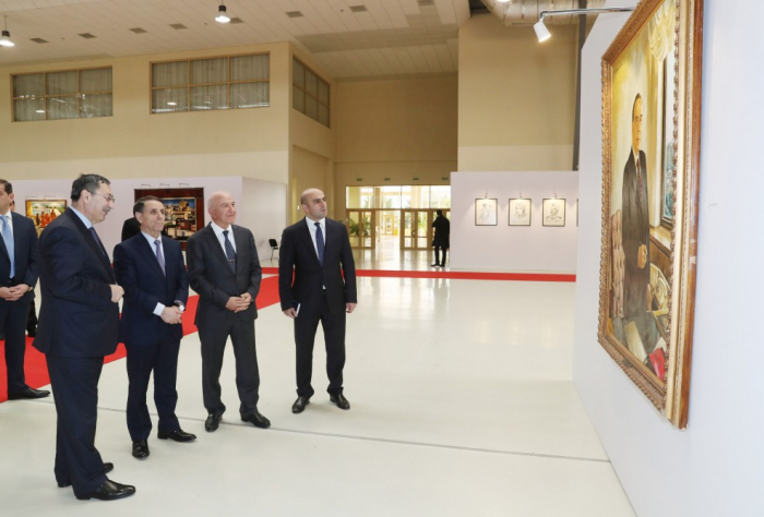   Premierminister Novruz Mammadov besucht Ausstellung gewidmet 90-jährigem Jubiläum von Volkskünstler Tahir Salahov  