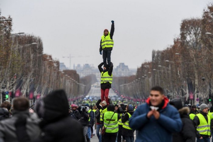 Gilets jaunes: 33 500 manifestants samedi dans toute la France
