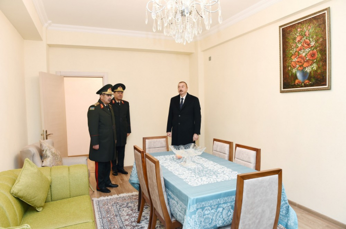  Le président Aliyev participe à la cérémonie d’attribution de nouveaux logements aux militaires - PHOTOS