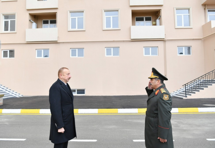   Präsident Ilham Aliyev weiht für Militär neu gebautes Wohngebäude ein  
