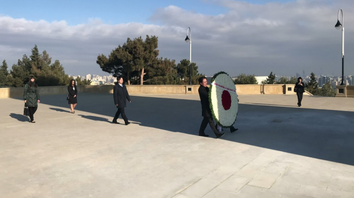   Japanischer Parlamentarier besucht Märtyrerallee in Baku  