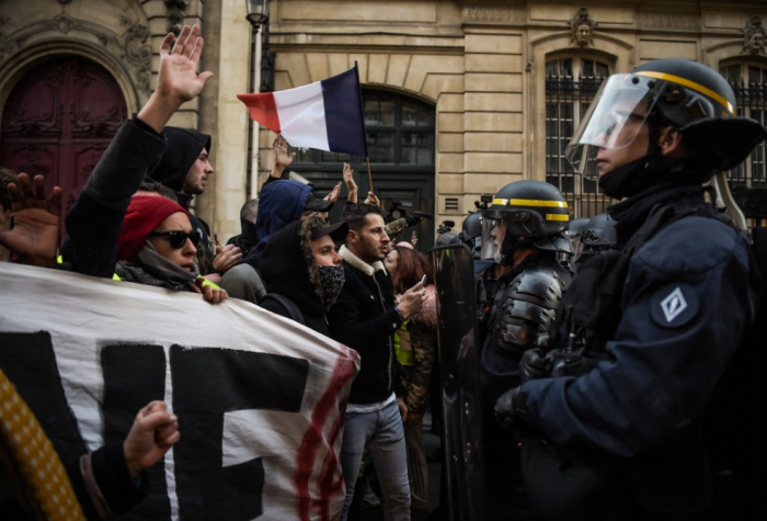   Parisdə polislər də “Sarı jiletlilər”in aksiyasına qoşulur   