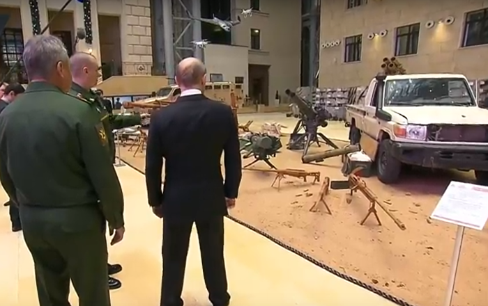   Russlands Präsident besichtigt in Syrien erbeutete Dschihadisten-Waffen -   VIDEO    