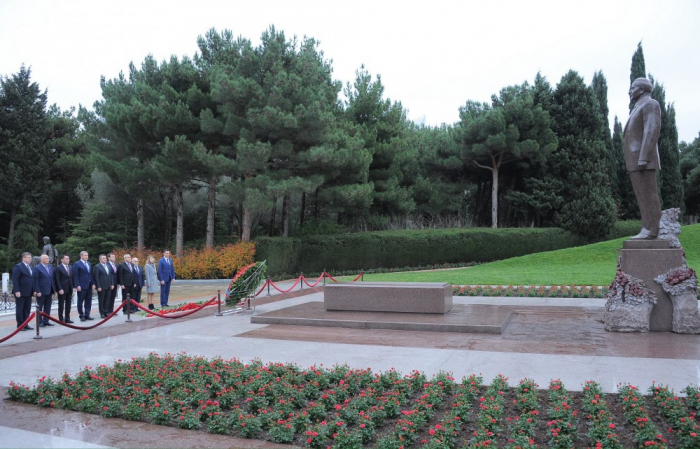 Governor of the Astrakhan region visits grave of Azerbaijani national leader Heydar Aliyev