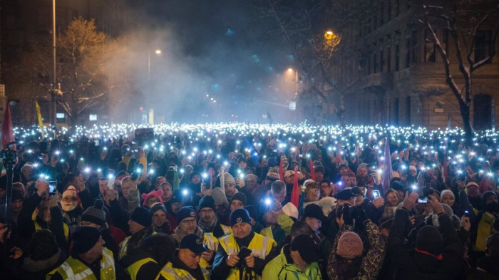 Tausende Ungarn protestieren gegen  "Sklavereigesetz"