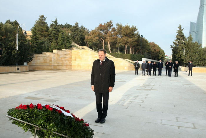   Stellvertretender Premierminister Serbiens ehrt Andenken von Nationalleader Heydar Aliyev und Märtyrer  