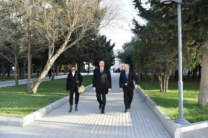   Ilham Aliyev se familiarise avec les conditions crées dans un parc reconstruit à Bakou  