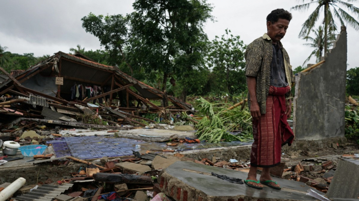 Regen erschwert Arbeit von Rettungskräften in Indonesien