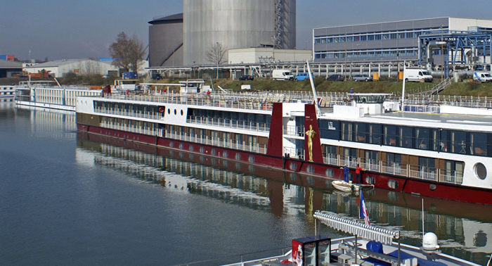   63 Meter langes Fahrgastschiff im Rheinhafen gesunken -   VIDEO    