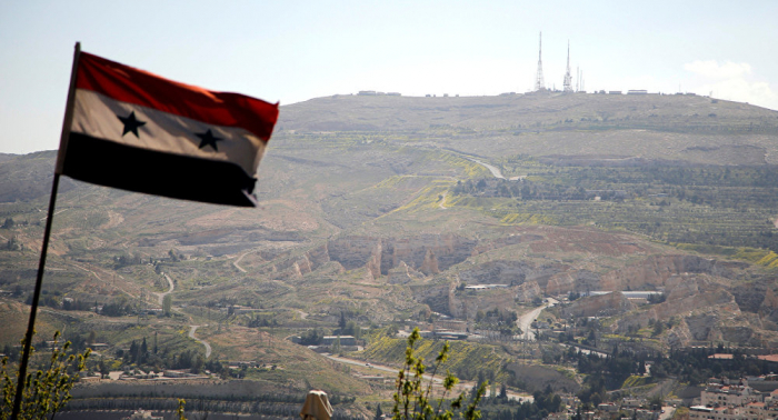   El Ejército de Siria iza la bandera nacional en Manbij  