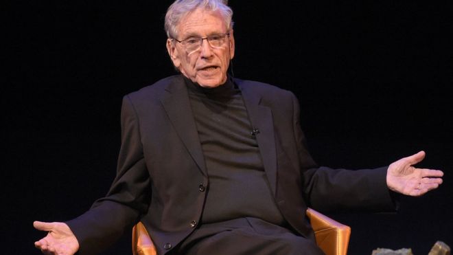 Amos Oz: Acclaimed Israeli author dies at 79