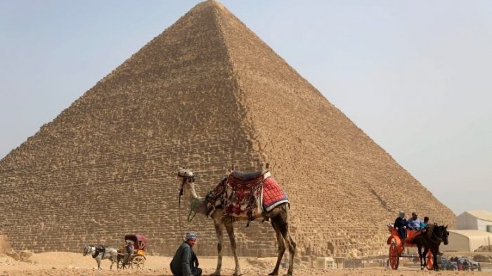 Blast hits tourist bus in Giza, Egypt