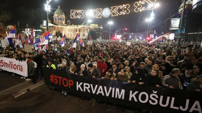 Zehntausende protestieren gegen Serbiens Präsident