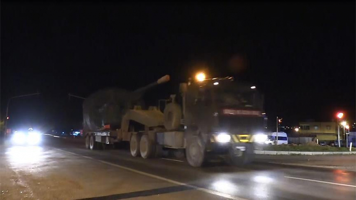  Turkey sends howitzers to Syria border 