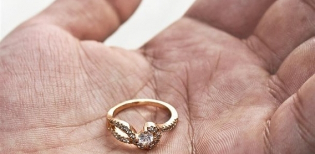 تستعيد خاتم زواجها بعد 9 سنوات من فقدانه في المرحاض