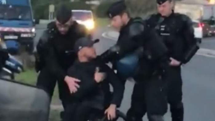 Fransa polisindən əlil gəncə qarşı qeyri-insani rəftar -  VİDEO  