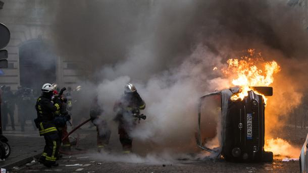 القاء القبض على 974 شخصا في احتجاجات فرنسا