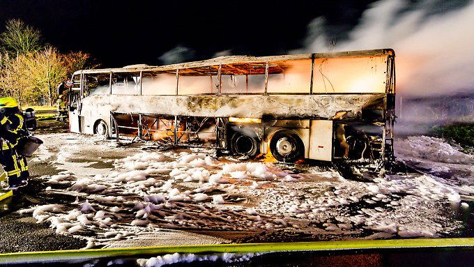 Reisebus auf der A3 brennt aus