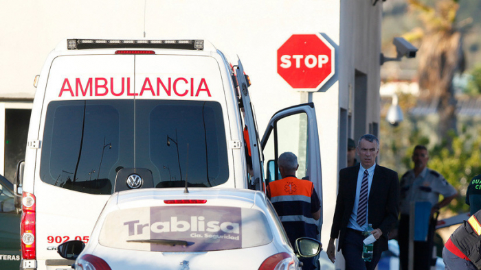 Dos personas mueren al estrellarse su avioneta contra el techo de una gasolinera en España