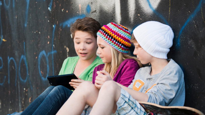 Detectan qué cambios cerebrales sufren los niños que pasan más horas pegados al móvil o a la tableta