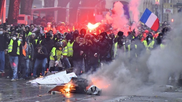 Francia admite errores en su gestión de las protestas