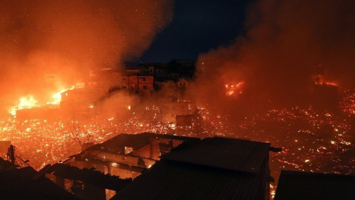   VIDEO:  Un incendio destruye un barrio entero de la ciudad brasileña de Manaos 