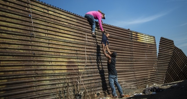US says asylum-seeking migrants to wait in Mexico
