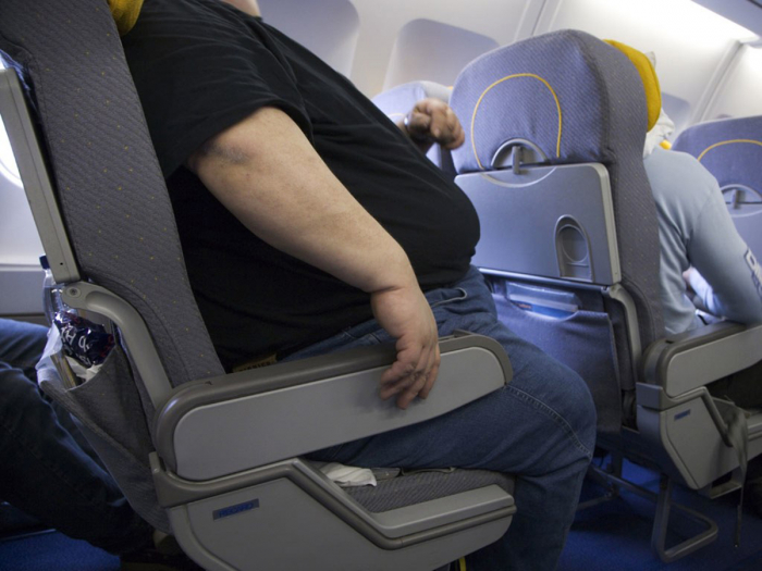 هل يدفع الركاب البدناء ثمن مقعدين بالطائرة؟