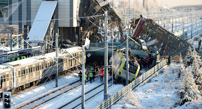 مقتل 7 أشخاص وإصابة 46 آخرين في حادث اصطدام قطارين في أنقرة
