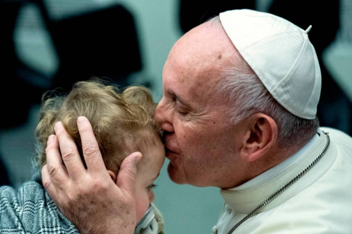 Le pape allume une bougie pour les enfants syriens