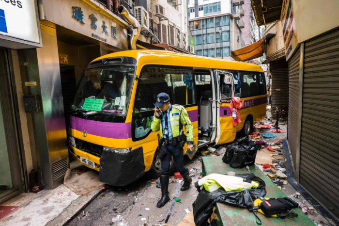 Hong Kong : un bus monte sur un trottoir bondé, 3 morts
