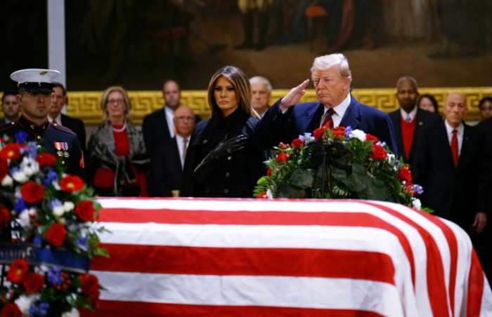 Trump se recueille devant le cercueil de George H.W. Bush au Capitole