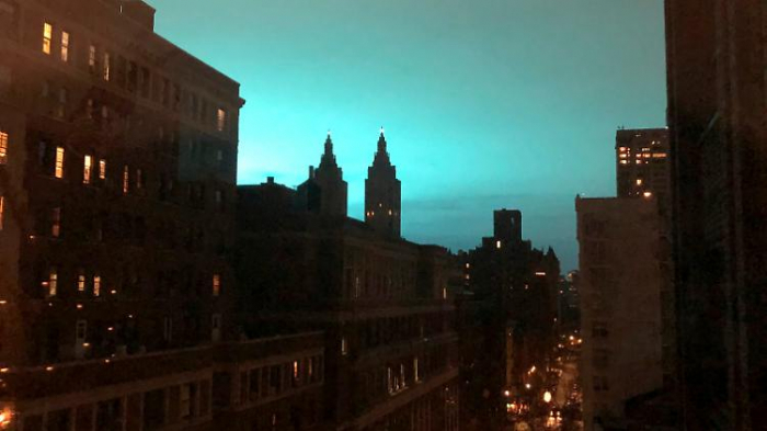 New Yorker rätseln über blaue Lichtblitze