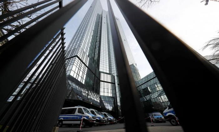 Razzia erhöht Druck auf Deutsche Bank - Aktie auf Rekordtief