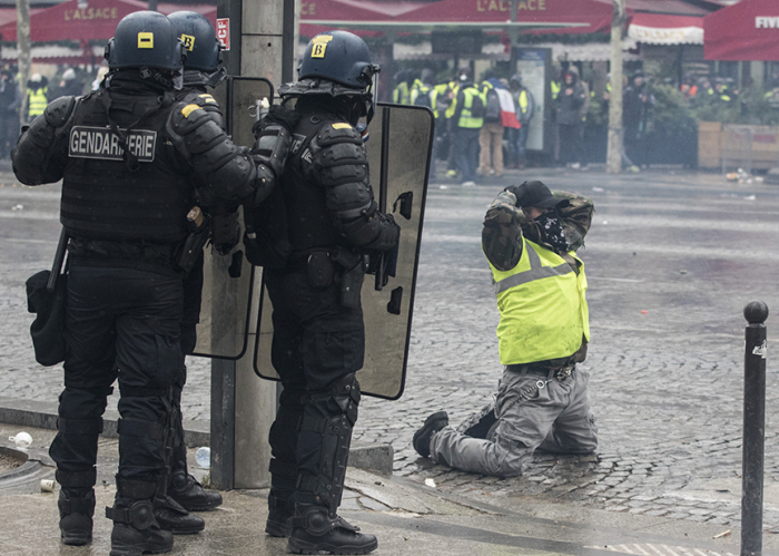  Parisdə qarşıdurma:  100-dən çox “sarı jiletli” saxlanıldı -  FOTOLAR  