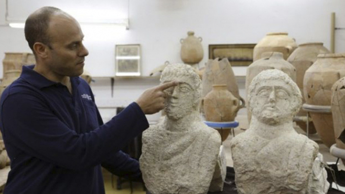   Israel:   Una mujer encuentra dos bustos romanos mientras paseaba