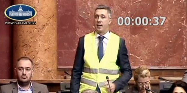 Un député serbe en gilet jaune au parlement