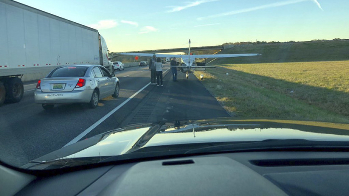   VIDEO: Una avioneta aterriza de emergencia en una carretera en EE.UU.  