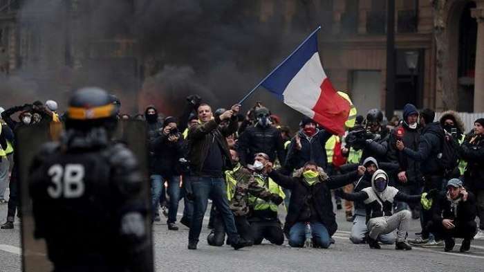 فرنسا تناشد السترات الصفراء بعدم التظاهر يوم غد السبت