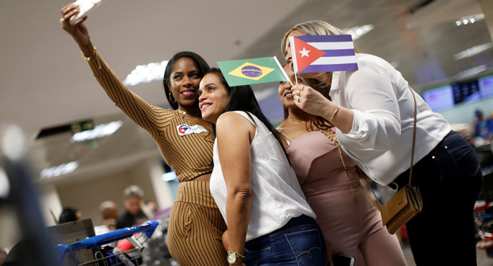 Más de 4.000 médicos cubanos regresaron a la isla desde Brasil