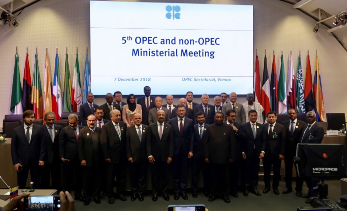 أذربيجان تدعم قرار خفض إنتاج النفط