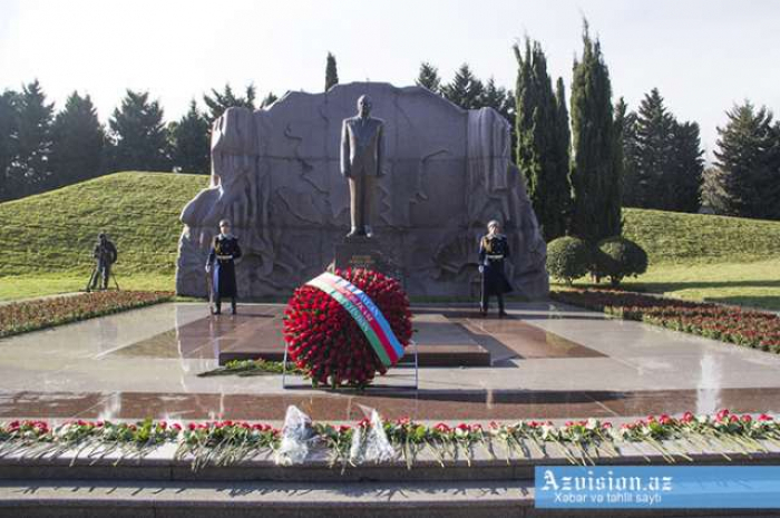 إحياء الذكرى الـ15 لوفاة زعيم أذربيجان القومي ومؤسس الدولة الحديثة